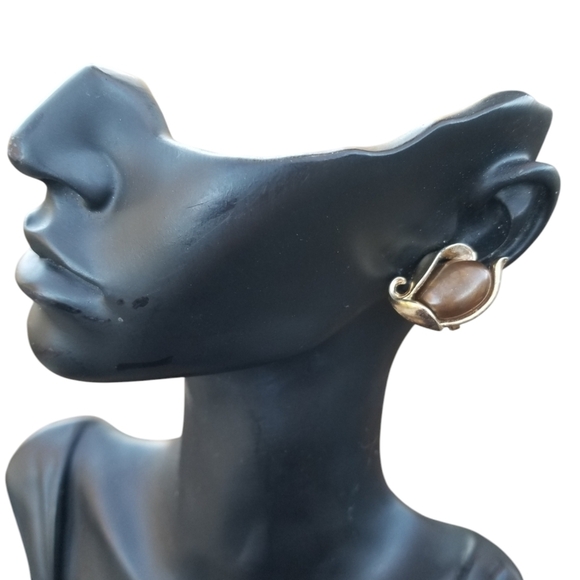 CROWN TRIFARI 50s GOLDTONE & SHIMMER CHOCOLATE BROWN THERMOSET CLIP ON EARRINGS - Picture 2 of 4